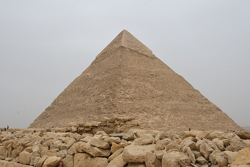 55 MAK_6826.jpg - E’ la seconda più grande d'Egitto, In origine era alta 143,5 m, ma l'erosione l'ha ridotta a 136,4 m e con una base quadrata di 215 m, appare più alta di quella di Cheope grazie alla posizione rialzata.